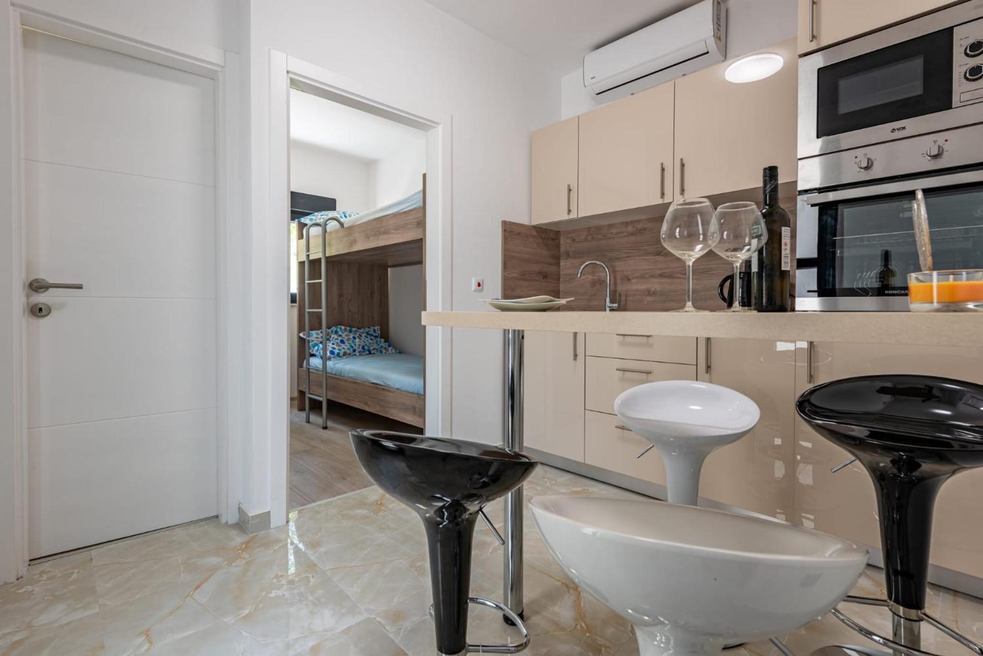 Curic Beachfront Apartma Pag Town