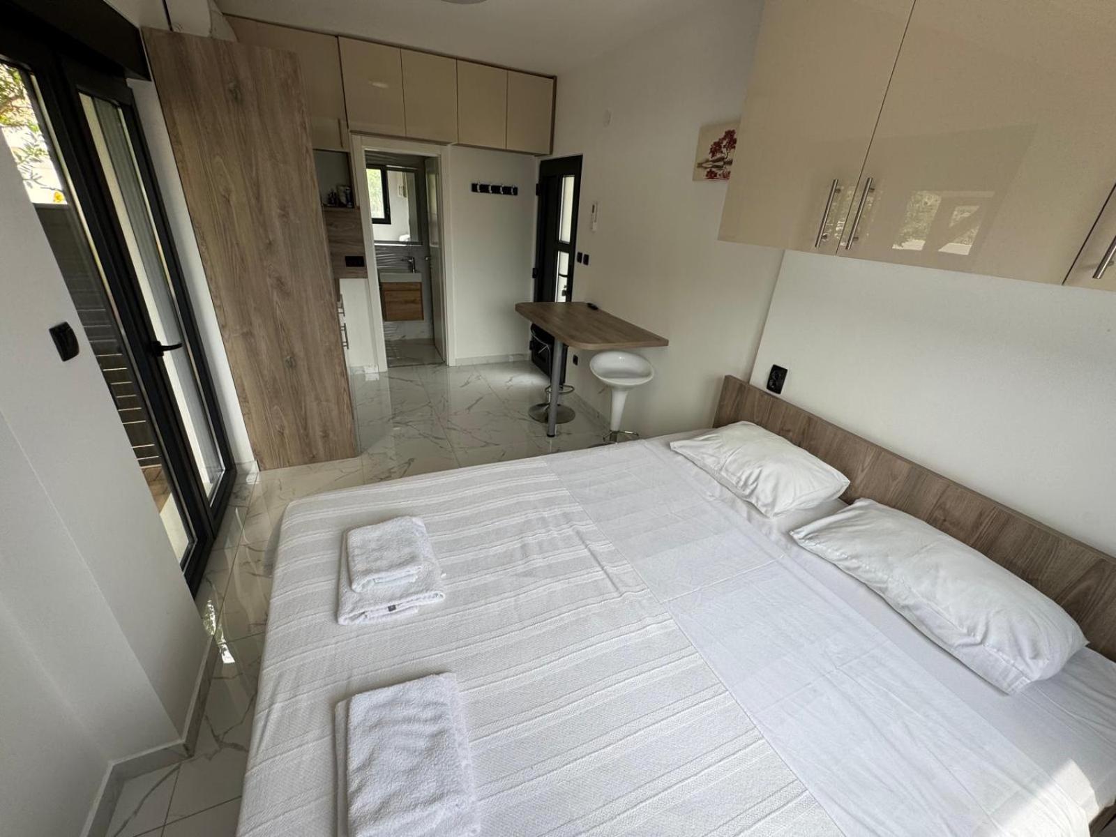 Curic Beachfront Apartma Pag Town